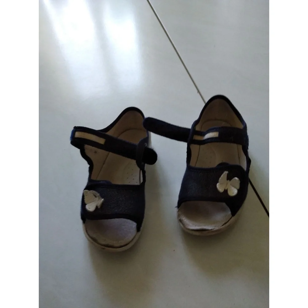 Sandals Girls' Blue Butterfly accent